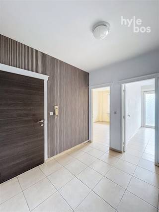 <p><span>Instapklaar appartement met 2 slaapkamers op toplocatie</span></p><p><span>Op zoek naar een lichtrijk appartement met een uiterst centrale ligging? Dit 2-slaapkamerappartement combineert comfort, ruimte en een strategische ligging in het hart van de stad.</span></p><p><span>Bij het binnenkomen word je meteen verwelkomd door een ruime en lichte leefruimte. Dankzij de grote raampartijen geniet je hier volop van natuurlijk daglicht.</span></p><p><span>De twee volwaardige slaapkamers bieden voldoende ruimte en flexibiliteit perfect als hoofdslaapkamer en logeerkamer, of als combinatie van slapen en thuiswerken. Open ingerichte keuken, badkamer met toilet - lavabo - ligbad. Overal werd gekozen voor HR-beglazing, wat niet alleen comfort maar ook energiezuinigheid garandeert. De EPC-score van 292 bevestigt dit.</span></p><p><span>Met zijn uitstekende ligging op wandelafstand van winkels, openbaar vervoer, horeca en andere voorzieningen is dit appartement een absolute troef voor wie graag alles binnen handbereik heeft. Ook als investering is dit een slimme zet: huurders vinden hier gegarandeerd snel hun weg naartoe.</span></p><p><span>Troeven op een rij:</span></p><ul><li><span>Centrale ligging</span></li><li><span>Twee slaapkamers</span></li><li><span>Ruime en lichtrijke leefruimte</span></li><li><span>HR-beglazing</span></li><li><span>EPC: 292</span></li><li><span>Incl individuele kelderruimte</span></li><li><span>Ideaal als eigen woonst of investering</span></li></ul><p><span>Laat je verrassen door de ruimte en ligging van dit appartement. Neem vandaag nog contact op voor een bezoek!</span></p><p><span> </span></p><p><span> </span></p>