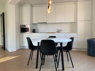 Dit lichtrijke en volledig gerenoveerde appartement bevindt zich op een absolute toplocatie, op de hoek van de Geldmuntstraat en de Sint-Amandsstraat, pal in het hart van Brugge. Alle nodige voorzieningen bevinden zich op wandelafstand: winkels, handelszaken, openbaar vervoer, scholen en tal van horecazaken zijn letterlijk om de hoek te vinden.<br /><br />Het appartement wordt volledig bemeubeld verhuurd en is gelegen op de tweede verdieping van een kleinschalig gebouw. Via de gemeenschappelijke trappenhal, die slechts door twee appartementen wordt gebruikt, bereikt u de woonst. Voor het onderhoud van de gemeenschappelijke delen wordt een maandelijkse kost van €50 aangerekend voor de poetsdienst.<br /><br />Het appartement omvat een inkomhal met aparte berging en afzonderlijk toilet, een aangename leefruimte met open en uitgeruste keuken, een badkamer met douche en enkele lavabo en een ruime slaapkamer. Dankzij de grote ramen geniet het appartement van een aangename hoeveelheid natuurlijk licht.<br /><br />Beschikbaar: 1 november 2026<br /><br />Bent u op zoek naar een ideaal gelegen appartement pal in het hartje van Brugge? <br /><br />Neem dan contact met ons op en plan uw vrijblijvend bezoek in!<br /><br />