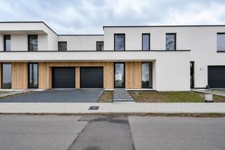 Welkom in deze prachtige en energiezuinige nieuwbouwwoning in Kortemark, waar hedendaags wooncomfort perfect samengaat met een rustgevend landelijk uitzicht. Deze woning is ideaal voor wie op zoek is naar ruimte, comfort en sereniteit, met scholen, winkels en andere noodzakelijke voorzieningen in de nabije omgeving.<br /><br />U wordt verwelkomd in een ruime inkomhal met gastentoilet. Van hieruit betreedt u de lichtrijke en aangename leefruimte met aansluitend een bureau, die dankzij de grote raampartijen geniet van een mooie natuurlijke lichtinval en een open zicht op de tuin. De open, moderne keuken sluit naadloos aan bij de leefruimte en is afgewerkt met duurzame materialen en kwalitatieve toestellen.<br />Op het gelijkvloers vindt u verder een praktische berging met aansluitingen voor wasmachine en droogkast, evenals een inpandige garage waar alle technische installaties netjes zijn ondergebracht.<br />De eerste verdieping telt vier volwaardige slaapkamers waarvan één met een ensuite badkamer, uitgerust met ligbad en één inloopdouche. Daarnaast is er een tweede badkamer met lavabo en inloopdouche, evenals een apart toilet, wat zorgt voor extra comfort voor het hele gezin.<br />Buiten geniet u van een zonnig terras met aangrenzende tuin, ideaal om tot rust te komen en te genieten van de groene omgeving en het open uitzicht.<br /><br />INBEGREPEN IN DE AANKOOPPRIJS: aansluitingskosten, keuring elektriciteit, keuring water, energieprestatie en binnenklimaat, postinterventiedossier<br />Contacteer ons vandaag nog voor meer informatie of een bezoek ter plaatse!