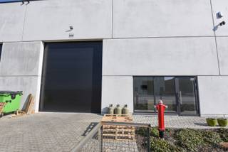 Kantoorruimte in nieuwbouwunit, voorzien van kitchenette en alle voorzieningen (wc en internet)<br />De bureauruimte is 25m² groot en beschikt over 2 parkeerplaatsen (met laadpaal).<br /><br />De ruimte werd ingericht met inbouwkasten, bureau en modern keukentje.<br /><br />Vraag nu meer info via lisa@immoroba.be