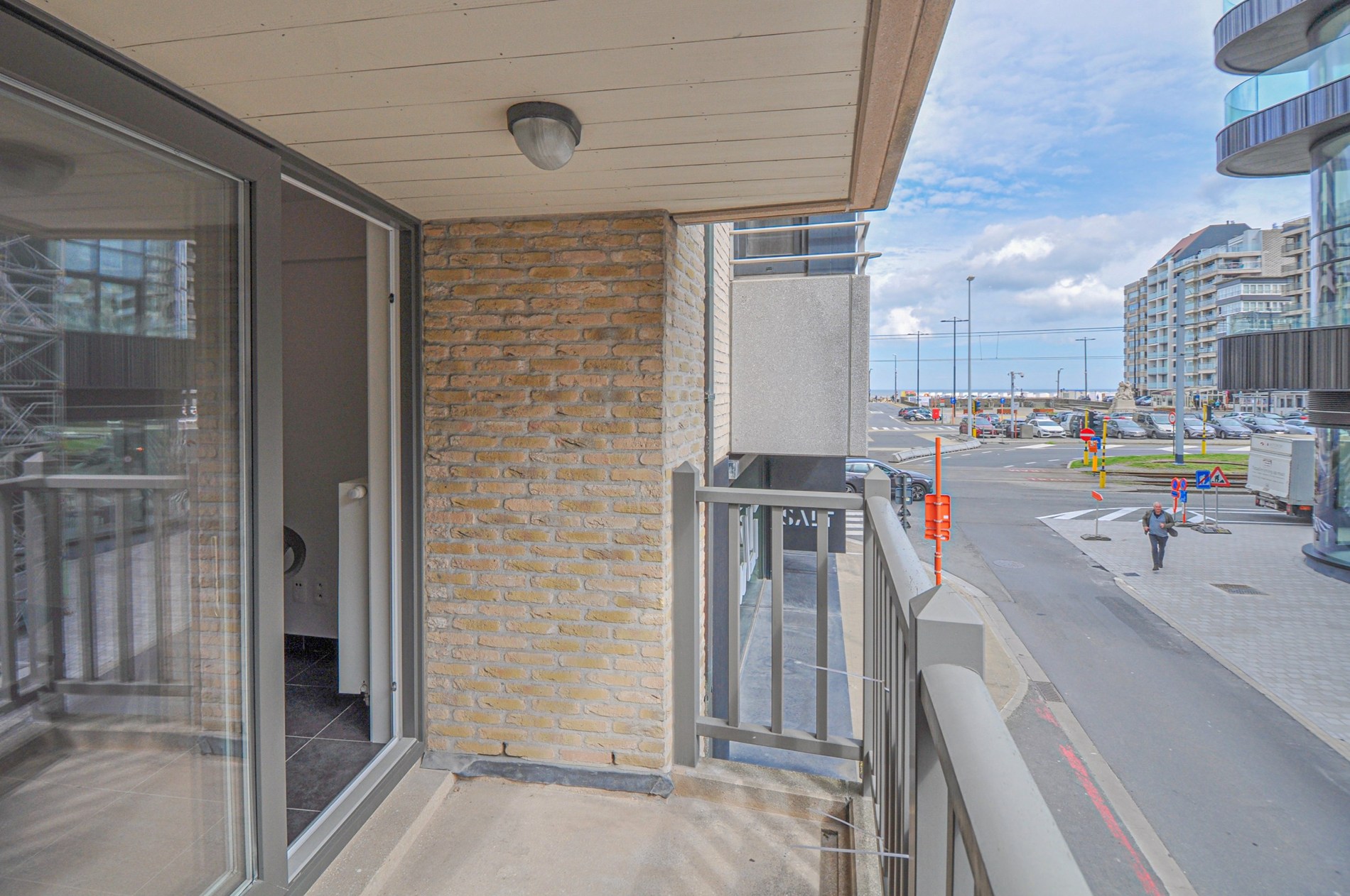 Centraal gelegen appartement met zijdelings zeezicht in het commercieel centrum. - foto 4