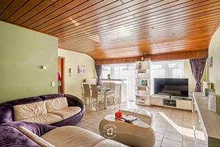 <strong>Deze goed onderhouden woning (bouwjaar 1997)</strong> is gelegen op een vlot bereikbare locatie in Ninove, vlakbij het Stadspark en met een goede verbinding naar het centrum en invalswegen.<br />Scholen, winkels en openbaar vervoer bevinden zich op wandelafstand. Op het <strong>gelijkvloers</strong> bevindt zich een dubbele garage, een inkomhal, een praktische was-/bergruimte, een doucheruimte en een afzonderlijk toilet. De <strong>eerste verdieping</strong> omvat een lichtrijke leefruimte met terras, twee slaapkamers, een afzonderlijk toilet en een ingerichte badkamer. Dankzij de praktische indeling en<strong> de aanwezigheid van twee garages</strong> is deze woning <strong>ideaal voor eigen bewoning of als interessante investering</strong>. <strong>CV stookolie. ASBESTVEILIG. ELEKTRICITEIT CONFORM TOT 2036. Meer info of een bezoek, contacteer stephanie@immodelestre.be of 0474 33 27 85. www.immodelestre.be</strong>