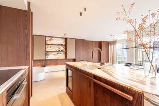 Uniek luxueus hoekappartement in een prestigieuze villaresidentie in hartje ZouteLaat u betoveren door dit prachtig gerenoveerde hoekappartement,...