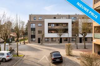 <p><span><strong>A VENDRE : Appartement nouvellement construit avec 3 chambres à coucher à He</strong></span>ppen<br />Appartement<span><i>15 - Project Medaillon | Oud-Strijdersstraat 29, Heppen<br />Bienvenue au</i></span><span>Project Medaillon, un projet résidentiel contemporain situé à Oud-Strijdersstraat 29 dans le quartier calme et verdoyant de Heppen, une commune de Leopoldsburg. Cet emplacement offre une combinaison idéale de tranquillité et d'accessibilité, avec des magasins, des écoles, des restaurants et des transports publics à une courte distance. Les autoroutes N73 et E313 sont également à proximité, permettant un accès facile aux municipalités environnantes telles que Beringen, Ham et Hasselt.</span><br />Le<span>projet comprend 16 appartements modernes, dont <strong>seulement 3</strong> sont actuellement disponibles. Chaque appartement est conçu dans un souci de luminosité, d'espace et de confort contemporain.</span> L<span>'</span>appartement<span>15 est situé au troisième étage et dispose d'une surface habitable de 127 m², complétée par une terrasse de toit de 31 m² orientée sud-ouest.</span><br />Division<span><strong>:</strong></span><br />Hall d'entrée<span>avec vestiaire, séjour spacieux avec cuisine ouverte, débarras pratique, buanderie séparée, toilettes séparées, salle de bains avec douche à l'italienne et trois chambres à coucher spacieuses. Grâce aux grandes fenêtres de l'espace de vie, vous bénéficiez de beaucoup de lumière et d'un accès direct à la terrasse.</span><br />L'<span><strong>équipement technique est entièrement orienté vers une vie orientée vers l'avenir et l'efficacité énergétique:</strong></span><br />-<span>Pompe à chaleur avec chauffage par le sol!</span><br />-<span>Système de ventilation D!</span><br />-<span>Panneaux solaires ! (niveau E 30 en standard, extension possible)</span><br />-<span>Système de refroidissement par le sol ! (en option)</span><br />-<span>Achat</span> obligatoire<span>d'un parking souterrain et d'un espace de stockage privé. Cela garantit un parking sûr et sec et un espace de stockage supplémentaire sous le bâtiment.</span><br />Achat<span><strong>à 6% de TVA possible, à</strong> condition que les conditions légales de démolition et de reconstruction soient remplies.</span><br />Livraison<span><strong>par acte notarié, </strong>vous permettant de disposer rapidement de votre nouvelle maison.</span><br />Vous<span><i><strong>êtes à la recherche d'un appartement spacieux et économe en énergie avec une grande terrasse sur le toit dans un endroit central et calme à Heppen ? Contactez-nous dès aujourd'hui pour plus d'informations ou pour une visite sur place.</strong></i></span></p>