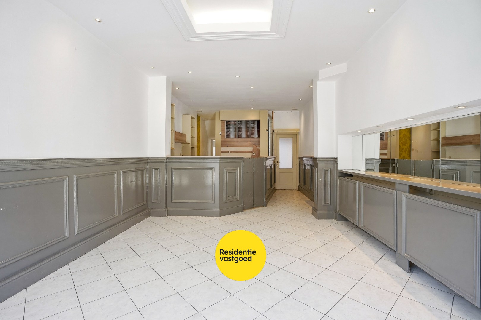 Goed gelegen gebouw op 117m² te De Panne bestaande uit een handelsruimte en woonst. - foto 4