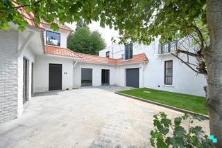 Ontdek deze bureelruimte / toonzaal met opslagruimte gelegen nabij het centrum van Kuurne. Gezien het pand toegankelijk is via een doorrit...