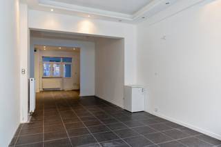 Bent u op zoek naar een strategische investering of een combinatie van werken en wonen in het hart van de stad? <br />Dit karaktervolle gebouw uit 1850 werd in 2018 volledig gerenoveerd. Dankzij de ligging in de levendige Sint-Katelijnestraat geniet dit vastgoed in Mechelen van een uitstekende visibiliteit en veel passage.<br /><br />Het pand is vergund als handelsgelijkvloers met woonst. <br />Voor wie kwalitatief vastgoed wil kopen, biedt dit object een aantrekkelijk rendement met een totale verwachte huuropbrengst van 3.300 euro per maand (1.000 euro voor het appartement en 2.300 euro voor de handelsruimte). De aanwezigheid van een ruim achterhuis biedt bovendien extra mogelijkheden voor stockage of kantoorruimte.<br /><br />De indeling:<br /><br />- Handelsgelijkvloers: Gemeenschappelijke gang, trappenhal, winkelruimte van 51 vierkante meter, overdekte binnenplaats en toilet. Inclusief achterhuis met gelijkvloers, verdieping en zolder.<br />- Eerste verdieping: Leefruimte met open keuken, badkamer, gastentoilet en twee slaapkamers (15 vierkante meter en 6 vierkante meter).<br />- Tweede verdieping: Drie slaapkamers (24, 15 en 6 vierkante meter), douchekamer en een toilet.<br /><br />Wilt u dit unieke pand zelf ontdekken en een kans grijpen om lokaal te kopen? Neem contact op met Dewaele Mechelen voor meer informatie. Tot snel!<br /><br />Deze AI-visualisaties zijn bedoeld als inspiratie. Er werd geen rekening gehouden met technische specificaties, stedenbouwkundige voorschriften of de concrete mogelijkheden tot realisatie.<br /><br /><br />Deze AI-visualisaties zijn bedoeld als inspiratie. Er werd geen rekening gehouden met technische specificaties, stedenbouwkundige voorschriften of de concrete mogelijkheden tot realisatie.