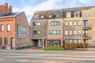 Deze goed gelegen en hoogwaardige afgewerkte handelsruimte kan oa dienst doen als showroom, burelen of voor het uitoefenen van een vrij beroep...