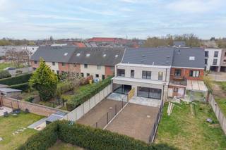 <strong>Prachtige moderne en energiezuinige nieuwbouwwoningen met 3/4 slaapkamers op een mooi perceel te Turnhout<br /><br />Zeer gunstig gelegen</strong> in een rustige kindvriendelijke omgeving op een boogscheut van de Grote Markt en scholen alsook een vlotte bereikbaarheid naar de autosnelweg E34, Antwerpen - Eindhoven<br /><br />Deze<strong> ruime en tijdloze woningen</strong> bestaan uit een inkomhal met vestiaire en gastentoilet, een<strong> zeer ruime en lichtrijke woonkamer van +/- 50 m²</strong> met vooraan een open keuken. Aansluitend hieraan een handige berging + wasruimte.<br /><br />Op de eerste verdieping treffen we drie slaapkamers, een aparte toilet en een badkamer met natuurlijk licht die ruimte biedt voor zowel een bad als douche.<br /><br />De trap naar de tweede verdieping wordt ook reeds voorzien zodat u hier vrij eenvoudig een grote extra slaapkamer, hobby- of werkkamer kan voorzien.<br /><br />Om het <strong>E peil 20 </strong>te bereiken maakt men gebruik van <strong>duurzame en energie-efficiënte </strong>middelen zoals : <strong>een warmtepomp, vloerverwarming, zonnepanelen, ventilatiesysteem D, enz <br /><br />Het gaat om een perceel van 224 m² </strong>in een mooie en rustig gelegen omgeving en <strong>ruime woning van +/- 204 m².<br /><br />Momenteel heeft men nog inspraak in de keuze van keuken, sanitair en vloeren. Dus wees er snel bij!<br /><br />De woning kan ook semi-casco aangekocht worden tegen een verlaagde prijs. <br /></strong><br /><strong>Voor meer informatie, plannen, lastenboeken en prijzen</strong> contacteer ons via info@dilegno.immo of 014 70 73 23.