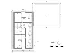 Deze centraal gelegen bouwgrond beschikt reeds over een vergund plan voor het bouwen van een halfopen bebouwing. De nieuwe woning heeft een bouwdiepte van max 18m op gelijkvloers en 14,7 m op verdieping. De woning heeft breedte van 8,4m ter hoogte van de voorgevel en heeft een max breedte van 18,4 m. Op de linker helft is er een zadeldak. De kroonlijsthoogte bedraagt 3,8 m. De nokhoogte bedraagt 7 m. De rechter vleugel van de woning heeft een plat groendak met een hoogte van 3,8 m.<br />Foto is niet bindend, enkel ter illustratie.<br /><br />De ligging is dan ook zeer goed in het centrum van Steenhuize-Wijnhuize.<br /><br />Bij interesse neem contact op met Kristien: 0475 496218