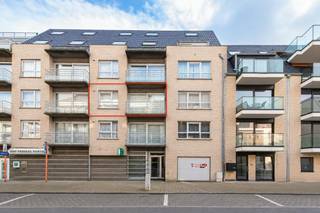 Centraal gelegen studio met slaaphoek en terras te koop te Middelkerke, Duinenweg 333. Deze instapklare studio bevindt zich op de tweede verdieping van de recente (2001) residentie "Stefanie". Dankzij de centrale ligging bevindt u zich vlakbij winkels openbaar vervoer, horeca en de Zeedijk. Tevens beschikt het gebouw over een gemeenschappelijke fietsenberging.<br /><br />Indeling:<br />- inkomhall<br />- lichtrijke leefruimte (28m²) <br />- aansluitend terras <br />- open keuken voorzien van ingebouwde wasmachine, spoelbak, vitro-keramische kookplaat, combi-oven en koelkast met vriesvak<br />- badkamer met apart toilet, ligbad met douchescherm en lavabomeubel<br /><br />Troeven:<br />- Topligging te centrum Middelkerke<br />- Gemeenschappelijke fietsenberging in het gebouw<br />- Instapklaar<br />- autoluwe straat, eenrichtingverkeer<br /><br />Bent u op zoek naar een instapklare studio te koop te Middelkerke? Aarzel niet en leg vandaag nog uw bezoek vast! <br /><br />Bestuursmaatregelen in het maatregelenregister: nee