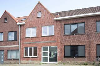 <p><span>Ontdek deze ruime en instapklare woning die in 2020 volledig werd gerenoveerd met oog voor comfort, licht en energiezuinig wonen. Via de inkomhal betreedt u de gezellige leefruimte met open keuken, waar de grote raampartijen zorgen voor een aangename lichtinval en een ruimtelijk gevoel.</span></p>
<p><span>Aansluitend geniet u van een zonnig zuidoostgericht terras — de ideale plek om te ontspannen. Op het gelijkvloers bevindt zich eveneens een apart gastentoilet.</span></p>
<p><span>Op de eerste verdieping vinden we twee volwaardige slaapkamers en een volledig uitgeruste badkamer. De ingerichte zolderverdieping werd slim omgevormd tot twee extra slaapkamers, ideaal voor grotere gezinnen, een thuisbureau of hobbyruimte.</span></p>
<p><span>Extra troeven: deze energiezuinige woning beschikt over een EPC-label B, conforme elektriciteitskeuring, asbestveilig.<br /><br />De woning is bovendien gelegen op wandelafstand van het Anthospark, een mooie groene omgeving die zorgt voor extra speelruimte en ontspanningsmogelijkheden voor kinderen en gezinnen uit de buurt.<br /></span></p>
<p><span>Een ideale gezinswoning op een uitstekende locatie in Merelbeke, dichtbij winkels, scholen, openbaar vervoer en belangrijke invalswegen.<br /><br />Richtprijs: 399.000€<br /></span></p>
<p><span>Mis deze unieke kans niet! Neem vandaag nog contact op voor meer informatie of een bezichtiging in te plannen.<br />Contacteer Ruben op 0479/ 03 90 17 of mail naar ruben@cornelis-goeman.be</span></p>