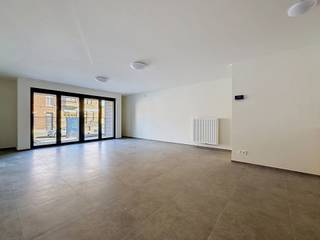 WE INVEST HAUTE SENNE a le plaisir de vous présenter ce magnifique appartement neuf à la location !<br /><br />Idéalement situé Chaussée de Braine 42 à Soignies, à proximité immédiate du centre-ville et de toutes les commodités, ce superbe appartement de ± 110 m² vous séduira par ses volumes généreux, sa luminosité exceptionnelle et la qualité de ses finitions.<br /><br />Situé au 1er étage d’une résidence neuve, ce bien offre un vaste séjour baigné de lumière, créant un espace de vie chaleureux et convivial. La cuisine super équipée, parfaitement intégrée à l’ensemble, séduira les amateurs de confort et de modernité.<br /><br />L’appartement dispose de deux belles chambres, d’une salle de douche contemporaine ainsi que d’une grande buanderie/rangement particulièrement pratique.<br /><br />Vous profiterez également d’une agréable terrasse, d’une cave privative ainsi que d’un emplacement de parking.<br /><br />Construit avec des matériaux de qualité et bénéficiant d’excellentes performances énergétiques, ce bien est équipé d’un chauffage central au gaz garantissant un confort optimal au quotidien.<br /><br />PEB A : 20260420517991<br /><br />Loyer : 1.050 €/mois<br />Charges communes : 55 €/mois<br /><br />Garantie locative : 2 mois de loyer<br /><br />Libre immédiatement.<br /><br />Une opportunité rare pour les personnes à la recherche d’un logement moderne, spacieux et confortable dans un environnement privilégié.<br /><br />À visiter sans tarder !<br /><br />Pour toute information complémentaire ou pour organiser une visite, n'hésitez pas à contacter Alexandre au 0499/50.16.37 ou par e-mail à l'adresse .