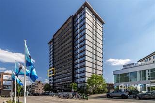 <p><span>Dit appartement is ideaal gelegen net buiten de Singel, op een steenworp van het Rivierenhof — perfect voor wie rustig wil wonen met de stad binnen handbereik. Dankzij de vlotte verbindingen met het openbaar vervoer, de wagen en het velo-deelsysteem geniet je hier van een uitstekende bereikbaarheid. Ook winkels en supermarkten bevinden zich in de directe omgeving.</span></p><p><span>Het appartement bevindt zich op de zesde verdieping van een goed onderhouden gebouw met vijftien verdiepingen. Het dak werd reeds geïsoleerd en de zijgevel werd recent vernieuwd. De vaste kosten bedragen circa €400/maand. In 2021 werd het appartement volledig gerenoveerd, waardoor je hier zonder zorgen kan intrekken. De elektriciteit is conform en de aluminium ramen zijn voorzien van dubbele beglazing.</span></p><p><span>Je komt binnen in de hal met twee praktische ingemaakte vestiairekasten. Vooraan bevindt zich de lichtrijke woonkamer (32 m²), waar je elke dag kan genieten van een prachtig uitzicht over de Antwerpse skyline en indrukwekkende zonsondergangen.</span></p><p><span>De aparte keuken (8 m²) is voorzien van een basisuitrusting. De twee slaapkamers van 10 m² en 16 m² bevinden zich aan de oostzijde, waardoor je hier ontwaakt met de ochtendzon en een open zicht. De grootste slaapkamer geeft bovendien toegang tot het terras van 5 m² met oost-oriëntatie.</span></p><p><span>Centraal in het appartement bevindt zich de badkamer (5 m²) met ligbad/douche en lavabo, en er is ook een apart toilet aanwezig. Tot slot beschikt het appartement nog over een privatieve kelderberging.</span></p><p><span>Ben je op zoek naar een instapklaar appartement met veel lichtinval en unieke vergezichten op elk moment van de dag? Mis deze kans niet! Bewoonbare opp. 93 m² – ref.: bruto vloeropp. Voor meer info of een gratis schatting surf naar </span><span><span>www.hansimmo.be</span></span></p><p><span> </span></p>