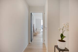 APP op 2e verdieping in residentie DIANTHUS II app 2.1 Dit appartement in Residentie Dianthus II is gelegen in het rustige nieuwbouwproject Anjelierenlaan in Denderleeuw. Rondom de residentie is er een ruime groenzone waar de bewoners van de verkaveling rustig kunnen wandelen, spelen,.. maar vooral: genieten van de omgeving. Het appartement geniet van veel lichtinval, heeft 2 slaapkamers, een badkamer met bad en inloopdouche, een zeer ruime open leefruimte en een privaat terras van 42m². Bovendien is het volledige appartement voorzien van vloerverwarming en is het afgewerkt met zeer kwalitatieve materialen. Het gebouw beschikt tevens over een ondergrondse parking waarbij er voor iedere wooneenheid autostaanplaatsen of garages te koop zijn. Elk appartement beschikt over een berging en enkele fietsplaatsen. Zie jij jezelf hier wonen? Bel Ewout op 0497 588 888 of mail naar contact@huysmanbouw.be voor meer informatie. Meer info over het project op huysmanbouw.be - VERKOOPPRIJS: € 454.500 excl.BTW, excl.registratie en andere belastingen - € 539.235 incl.21% BTW, excl.registratie en andere belastingen.