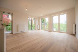 Bent u op zoek naar een exclusief, instapklaar appartement in de meest gewilde buurt van Brussel? Dit recent opgeleverde nieuwbouwappartement (99 m²) in Residentie Quincy biedt u de luxe van een eerste bewoning binnen het prestigieuze project Park Lane.Hoogwaardig Wonen in Residentie QuincyDit ruime appartement op de 1e verdieping is ontworpen met oog voor detail en comfort:Oppervlakte: 99 m² slim ingedeelde leefruimte.Buitenruimte: Geniet van een ruim terras van 8m² voor optimale lichtinval en buitenbeleving.Slaapcomfort: 2 ruime slaapkamers en 2 moderne badkamers, ideaal voor gasten of een gezin.Nieuwbouw: Eerste bewoning met uitstekende energetische prestaties.Park Lane: Het kloppende hart van BrusselGelegen op de bruisende site van Tour &amp; Taxis, woont u hier in een autoluwe, groene oase. Met de Gare Maritime, hippe horeca en het uitgestrekte park om de hoek, biedt Park Lane een unieke urban lifestyle. De centrale ligging nabij het kanaal en het Noordstation garandeert een topbereikbaarheid.Specificaties:Project: Park Lane – Residentie Quincy Verdieping: 1Kamers: 2 slaapkamers, 2 badkamersExtra: terras van 8m²Word de eerste bewoner van dit unieke object! Neem contact op voor een bezichtiging en ontdek de kwaliteit van Residentie Quincy.