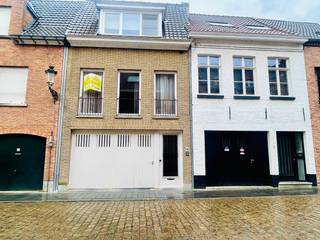 Brugge centrum, vlakbij Smedenpoort, Vestingen, t' Zand en station Ruime degelijk GEBOUWDE BEL-ETAGE  WONING met  GARAGE van circa 90 m³, 3 SLPKS...