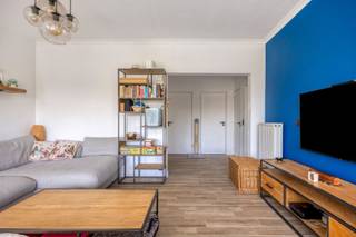 Het appartement is gelegen in een rustige straat in Edegem, op de tweede verdieping van een kleinschalig gebouw zonder lift - lage gemeenschappelijke lasten. Bij het betreden van het appartement komt u in de inkomhal met vestiaire. De ruime woon- en eetkamer geniet van veel natuurlijke lichtinval dankzij de grote raampartijen en sluit aan op de open keuken, die uitgerust is met hedendaags comfort en voldoende opbergkasten. Aansluitend aan de keuken bevindt zich een praktische bergruimte met aansluiting voor wasmachine en droogkast. Verder beschikt het appartement over een gastentoilet, twee slaapkamers en een badkamer ingericht met ligbad, douche en een dubbele lavabo met meubel. Achteraan op het gelijkvloers bevindt zich bovendien een privatieve garagebox. Bijzonderheden: EPC label B, Conforme EK installatie, Videofonie, deels elektrische rolluiken, ramen met HR-beglazing. De verkoper heeft zijn aandeel in de momenteel gekende kosten van de reeds goedgekeurde en geplande werken aan het gebouw via de VME financieel geregeld.