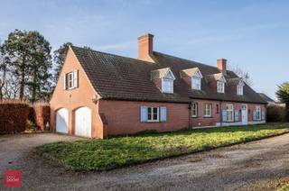 Ruime villa naar de hand van architect Jacques Viérin, bestaande uit inkomhal, living met open haard en parket, eetplaats, keuken, wasplaats,...