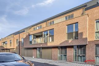 <p><span><span>Au premier étage de cet immeuble construit en 2022 se trouve cet appartement prêt à être emménagé et offrant une bonne efficacité énergétique. Il comprend un hall d'entrée, un salon spacieux et lumineux avec une cuisine ouverte, une salle de bains, des toilettes séparées pour les invités, deux chambres spacieuses, une terrasse orientée au sud et un débarras.</span></span></p>