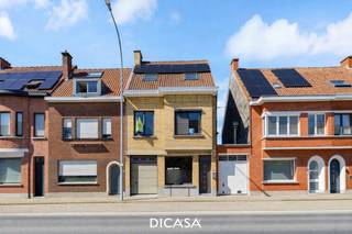 Deze ruime en instapklare tussenwoning is ideaal voor wie op zoek is naar een comfortabele gezinswoning met veel licht en ruimte. De woning beschikt over drie volwaardige slaapkamers, een garage en een diepe tuin met terras. Dankzij de centrale ligging nabij het stadscentrum, winkels, scholen en belangrijke invalswegen geniet u hier van een uitstekende combinatie tussen bereikbaarheid en wooncomfort.<br /><br /><strong>Ligging: </strong>De woning is gelegen op een strategische locatie vlakbij het centrum van Roeselare. Winkels, scholen, horeca en openbaar vervoer bevinden zich in de nabije omgeving. Bovendien zorgt de vlotte verbinding naar de E403 en omliggende gemeenten voor een uitstekende bereikbaarheid. Ideaal voor wie centraal wil wonen met alle voorzieningen binnen handbereik.<br /><br /><strong>Indeling van de woning:</strong><br /><u>Gelijkvloers</u>: Via de inkom betreedt u een ruime bureauruimte of polyvalente ruimte die perfect kan dienen als thuiswerkplek of extra opslag. Deze ruimte geeft toegang tot de lichtrijke woonkamer met open keuken. Dankzij de grote raampartijen in de keuken geniet u van een mooi zicht op de tuin. Verder bevinden zich op het gelijkvloers een apart toilet, een garage en toegang tot de kelder.<br /><u>Eerste verdieping</u>: Op de eerste verdieping bevinden zich twee ruime slaapkamers en een comfortabele badkamer, uitgerust met een dubbel lavabomeubel, inloopdouche en heel wat kastruimte.<br /><u>Tweede verdieping</u>: De tweede verdieping biedt plaats aan een extra ruime slaapkamer met mezzanine, wat zorgt voor een open en speels karakter. Ideaal als master bedroom, hobbyruimte of combinatie van beide.<br /><u>Buitenruimte</u>: De woning beschikt over een diep lopende tuin met terras, waar u tal van mogelijkheden heeft om een gezellige en aangename buitenruimte te creëren.<br /><br /><strong>Troeven</strong>:
<ul>
<li>Ruime gezinswoning met drie volwaardige slaapkamers.</li>
<li>Extra bureauruimte, ideaal voor thuiswerk.</li>
<li>Veel lichtinval door grote raampartijen.</li>
<li>Diepe tuin met terras en veel potentieel.</li>
<li>Centrale ligging met vlotte bereikbaarheid.</li>
<li>Zonnepanelen aanwezig voor een energiezuinig verbruik.</li>
</ul>
<strong>Interesse?</strong><em> </em>Contacteer ons kantoor voor meer informatie of plan een vrijblijvend bezoek via 051/201.400 of info@dicasa.be.