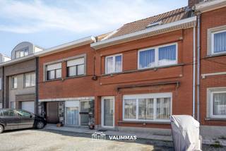 VALIMMAS verkoopt deze gerenoveerde en instapklare rijwoning met 2 parkeerplaatsen.... Het gelijkvloers bestaat uit een inkomhal, een salon,...