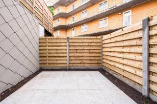 Ligging<br /><br />Deze moderne stadswoning geniet van een uitstekende ligging op wandelafstand van het centrum van Gent. In de directe omgeving vindt u tal van winkels, scholen, horeca, openbaar vervoer en verschillende groene parken waar u heerlijk kunt wandelen of ontspannen. Dankzij de vlotte verbinding met de E17, E40 en de belangrijkste invalswegen is de woning bovendien ideaal gelegen voor woon-werkverkeer.<br /><br />Indeling<br /><br />Met een bewoonbare oppervlakte van 149 m² biedt deze woning een ruim en comfortabel woongevoel.<br /><br />Op het gelijkvloers bevindt zich een overdekte fietsenberging, een inkomhal met gastentoilet en een ruime eetplaats met een moderne, volledig uitgeruste keuken. Vanuit de keuken heeft u toegang tot een gezellig stadsterras.<br /><br />De eerste verdieping is volledig ingericht als lichtrijke leefruimte.<br /><br />Op de tweede verdieping bevinden zich twee volwaardige slaapkamers, een badkamer met douche en lavabomeubel, een apart toilet en een wasruimte.<br /><br />De bovenste verdieping omvat een ruime derde slaapkamer, een tweede badkamer en een extra berging. Vanuit deze verdieping bereikt u het ruime dakterras.<br /><br />Troeven<br /><br />2 badkamers<br />2 aangename terrassen<br />Moderne, volledig uitgeruste keuken<br />Overdekte fietsenberging<br />Warmtepomp, vloerverwarming en zonnepanelen<br />Energiezuinig dankzij EPC A <br />Topligging op wandelafstand van het centrum van Gent<br />Uitstekende verbinding met openbaar vervoer en autostrades<br /><br />Direct beschikbaar <br /><br />Vraag uw bezoek aan via immodavinci.be