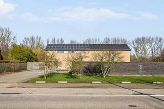 Op een uitzonderlijk perceel van maar liefst 7.893m² bevindt zich deze instapklare en energiezuinige karakterwoning op een werkelijk unieke locatie...