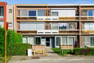 Dit ruime appartement werd in 1978 gebouwd en sinds 1988 door één en dezelfde eigenaar bewoond. Het bewijs dat het hier fijn vertoeven is. Het appartement werd doorheen de jaren goed onderhouden en opgewaardeerd. Dat vertaalt zich ook in een gunstig EPC-label B, hier zit je goed!<br /><br />Binnenkomen doe je in een praktische inkomhal met vestiaire en apart gastentoilet, vanwaar je vlot toegang hebt tot de leefruimte, keuken, badkamer en slaapkamers.<br /><br />In de leefruimte zorgt het grote schuifraam voor veel natuurlijk licht wat het open karakter van de leefruimte extra versterkt. De verzorgde keuken biedt alle nodige basiscomfort en is praktisch ingericht. <br /><br />Het appartement beschikt over twee slaapkamers, waarvan de grote voorzien is van een terras. Er is nog een derde kamer welke compacter is en perfect dienst kan doen als dressing, bureau of hobbyruimte. Hier vind je bovendien de aansluiting voor een wasmachine en droogkast.<br />De badkamer is ruim en functioneel met inloopdouche.<br /><br />Een ideale woonst voor wie op zoek is naar ruimte, een rustige ligging en een vlotte bereikbaarheid.<br />Ook voor investeerders biedt dit appartement een mooie opportuniteit.<br /><br />Verder geniet je van extra praktische troeven:<br />- Mogelijkheid om garage bij aan te kopen voor 25.000 €<br />- Laadpalen voor de deur.<br />- Gelegen in een rustige doodlopende straat.<br />- Lage gemeenschappelijke kosten.<br />- Centraal gelegen.<br /><br />Interesse? Neem gerust contact op voor een bezoek en ontdek zelf de troeven van dit appartement.<br />Stuur een mailtje naar britt@jamar.immo of bel me even op voor een afspraak 0487/93.35.43<br /><br />Vg, wg, gmo, gvkr, gvv, niet gelegen in overstromingsgebied