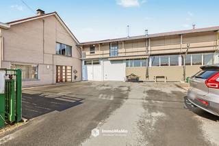 In de Droogte 161 te Evergem vindt u deze ruime woning met een bewoonbare oppervlakte van maar liefst 207 m² en een uitzonderlijke loods van 180 m² op het gelijkvloers. Boven de loods bevinden zich bovendien nog 2 grote zolderruimtes. Ideaal voor zelfstandigen, ondernemers of wie nood heeft aan veel opslag-, werk- of hobbyruimte. Een bijzondere extra troef zijn de uitbreidingsmogelijkheden van het woongedeelte. De beschikbare ruimtes bieden potentieel om bijkomende slaapkamers te creëren of zelfs een afzonderlijk woongedeelte in te richten. Hierdoor kan de eigendom ook interessant zijn voor kangoeroe wonen.<br /><br />Troeven:<br />- 207 m² bewoonbare oppervlakte<br />- 3 ruime slaapkamers<br />- Loods van 180 m² + 2 grote zolderruimtes<br />- Parkeermogelijkheden<br />- EPC-label C<br />- School vlakbij<br /><br />Indeling:<br />Via de inkomhal bereikt u de ruime leefruimte met zicht op de velden. Aansluitend bevindt zich de ruime keuken met toegang tot een toilet, extra werk-/bureauruimte en de ruimte met jacuzzi. Via de inkomhal bereikt u eveneens het bureau met rechtstreekse toegang tot de indrukwekkende loods. Dankzij de automatische garagepoort kan er ook binnen geparkeerd worden. Op de eerste verdieping bevinden zich 3 ruime slaapkamers en een ruime badkamer. Vooraan is er bovendien voldoende parkeergelegenheid op eigen terrein.<br /><br />Een unieke combinatie van wonen en werken met uitzonderlijk veel ruimte!<br />Bel 0470/89.18.34 of mail dario@immomamo.be.