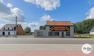 OPWIJK - Bestaand handelspand met ontwikkelingspotentieel <br /><br />Dit commercieel gelegen handelspand beschikt over een gelijkvloerse open ruimte van ca. 250 m² en biedt daarnaast aanzienlijke buitenruimte. Dankzij de ruime oppervlakte en de flexibele indeling is het pand geschikt voor tal van activiteiten en doeleinden.<br /><br />Ontwikkelingsmogelijkheden: naast het pand bestaat de mogelijkheid om de aanpalende grond aan te kopen voor € 125.000. Hierdoor ontstaan er op termijn interessante ontwikkelingsmogelijkheden, waarbij een nieuwbouwproject met commerciële ruimtes op het gelijkvloers en woongelegenheden op de verdiepingen tot de mogelijkheden zou kunnen behoren.<br /><br />Een interessante opportuniteit voor ondernemers, investeerders of ontwikkelaars die op zoek zijn naar een commercieel gelegen pand met zowel directe gebruiksmogelijkheden als toekomstig potentieel.<br /><br />Voor meer informatie of een bezoek ter plaatse, kan u ons steeds contacteren: 053/60.65.60.