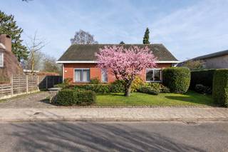 Deze laagbouwwoning met onder meer vier slaapkamers, een bureau en een ruime garage is gelegen op een perceel van ca. 938 m² en bevindt zich in...