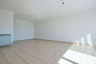 Ruim en instapklaar 2-slaapkamerappartement gelegen op de Kennedylaan. Het appartement beschikt over een volledig vernieuwde keuken, een...