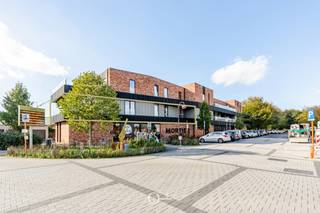<p>In het centrum van Nevele bevindt zich dit bijzonder ruime en recent appartement, waar wooncomfort, licht en een uitstekende ligging samenkomen. Gelegen boven de beste beenhouwerijvan België geniet je hier van een centrale locatie, met winkels, scholen en alle dagelijkse voorzieningen op wandelafstand.</p>
<p>Bij het binnenkomen valt meteen het royale ruimtegevoel op. De uitzonderlijk ruime leefruimte biedt alle mogelijkheden voor een gezellige zithoek en een volwaardige eetplaats. De rechtstreekse toegang tot het terras zorgt bovendien voor een aangename verbinding tussen binnen en buiten.</p>
<p>De open, volledig geïnstalleerde keuken sluit naadloos aan op de leefruimte. Aansluitend bevindt zich een praktische berging die extra opbergruimte biedt.</p>
<p>Met maar liefst drie volwaardige, ruime slaapkamers is dit appartement ideaal voor wie graag ruimte heeft. De badkamer is uitgerust met zowel een ligbad als een douche. Een afzonderlijke wasruimte/berging zorgt voor bijkomend praktisch comfort.</p>
<p>Ook buiten is het aangenaam vertoeven dankzij de 2 terrassen, een absolute meerwaarde midden in het centrum.</p>
<p><b>Een verrassend ruim appartement waar comfort, functionaliteit en een centrale ligging perfect samenkomen.<br /><span><strong><span>Interesse?</span></strong><br /><span>Contacteer<strong> Philippe Van Peteghem </strong>via 0491/97.12.19<strong> </strong>of<strong> philippe@valorvastgoed.be </strong>voor meer info of een vrijblijvende bezichtiging.<br />Bezoek <strong>uitsluitend</strong> op afspraak via VALOR VASTGOED. Gelieve de medewerkers van de beenhouwerij hiervoor <strong>NIET</strong> te storen!<br /></span></span></b><span><br /><span>Domicilie verplicht</span><br /><span>Huurwaarborg: 3 maanden via Korfine</span></span><b><br /></b></p>