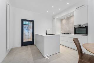 Situation dans la rue Paalstraat, cette agréable maison allie proximité, calme et fonctionnalité.Au rez-de-chaussée, vous entrez par le hall d'entrée...