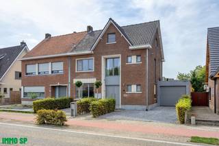 Ruime en instapklare woning met bijgebouw op perceel van 7A 58CA, nabij het centrum van Mol.Bij binnenkomst betreed je een royale inkomhal met...
