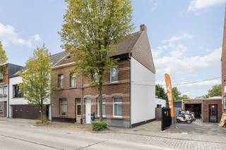 <p><strong>Recent gerenoveerd gelijkvloers appartement met tuin en ruime garage/magazijn</strong></p><p><strong></strong></p><p>Dit recent gerenoveerde gelijkvloers appartement bevindt zich in een kleinschalig appartementsgebouw en combineert hedendaags comfort met een praktische indeling. Dankzij de grondige renovatie geniet u hier van een lichtrijke leefomgeving, moderne afwerkingen en aangename buitenruimte.</p><p></p><p>Het appartement heeft een bewoonbare oppervlakte van ca. 105 m². U komt binnen in de ruime living, waar de grote raampartijen zorgen voor een mooie lichtinval. De open haard brengt extra sfeer en gezelligheid in de leefruimte. Aansluitend bevindt zich de open keuken met kookeiland, ideaal voor wie houdt van een open en functionele woonbeleving.</p><p></p><p>Verder beschikt het appartement over een vernieuwde badkamer en een ruime slaapkamer van ca. 15 m², die voldoende plaats biedt voor een volwaardige slaapkamerinrichting.</p><p> </p><p></p><p></p><p>Een belangrijke meerwaarde is het exclusieve gebruik van de oprit, de achterliggende zuidgerichte tuin en het ruime magazijn/garage van ca. 50 m². Deze extra ruimte biedt tal van mogelijkheden, zowel voor stockage, hobby, atelier als garagegebruik. Bovendien beschikt het appartement over eigen zonnepanelen en aparte tellers voor gas, elektriciteit en water.</p><p> </p><p></p><p></p><p><strong>Locatie</strong></p><p></p><p>Het appartement is gunstig gelegen met een vlotte bereikbaarheid. Winkels, scholen, openbaar vervoer en belangrijke invalswegen bevinden zich in de nabije omgeving. Hierdoor woont u hier rustig en praktisch, met alle dagelijkse voorzieningen binnen handbereik.</p><p> </p><p></p><p></p><p><strong>TROEVEN</strong></p><p>+ Recent gerenoveerd gelijkvloers appartement</p><p>+ Eigen zonnepanelen en aparte tellers voor gas, elektriciteit en water</p><p>+ Ruime garage/magazijn van ca. 50 m²</p><p>+ Privatieve zuidgerichte tuin en exclusief gebruik van de oprit</p><p>+ EPC-label C en elektriciteit conform AREI-wetgeving</p><p>+ Asbestveilig attest<br /> </p>