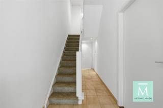 <p><span>Centraal gelegen woning met 3 slaapkamers en zonnige tuin</span></p><p><span>Deze charmante woning combineert een rustige ligging met een centrale locatie, vlakbij winkels, scholen, het centrum en belangrijke invalswegen.</span></p><p><span>Via de inkomhal, met toegang tot de kelder, komt u in de lichtrijke woon- en eetkamer met open leefkeuken. De keuken is praktisch ingericht en voorzien van een dampkap, dubbele spoelbak en kookplaten, met aansluitingen voor een wasmachine, droogkast en vaatwasser. Aansluitend bevindt zich een apart toilet. Vanuit de leefruimte heeft u rechtstreeks toegang tot het terras en de zonnige tuin met handige berging.</span></p><p><span>Op de tussenverdieping vindt u de badkamer, uitgerust met een ligbad, bidet, toilet en wastafel.</span></p><p><span>De eerste verdieping beschikt over twee zeer ruime slaapkamers. Op de tweede verdieping bevindt zich nog een grote slaapkamer en een extra kamer, die toegang geeft tot de zolder via een luik met uitschuifbare trap.</span></p><p><span>Kortom, een praktische en ruime woning met veel potentieel, ideaal voor wie rustig wil wonen op een centrale ligging.</span></p><p><span> </span></p><p><span>Wilt u graag eens een bezoekje brengen? Contacteer ons dan snel via 015/20.20.82 of <span>info@demakelaardij.be</span></span><span>!</span></p>