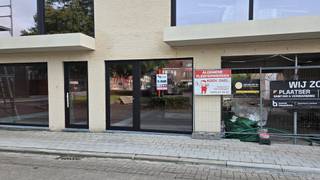 Op zoek naar een handelspand dat u volledig kunt afstemmen op uw activiteit? In Koekelare bieden wij dit <strong>nieuw handelspand van ca. 57 m²</strong> te huur aan. Gelegen op een gunstige commerciële ligging vlakbij de Balluchon. Ruime parkeergelegenheden op wandelafstand.<br />Het pand bevindt zich op het <strong>gelijkvloers</strong> en is momenteel nog in aanbouw. Een belangrijke troef is dan ook dat de <strong>verdere afwerking kan gebeuren in samenspraak met en op maat van de toekomstige huurder</strong>. Zo krijgt u de kans om uw handelsruimte van bij de start optimaal in te richten volgens de noden van uw zaak.<br />Dankzij de veelzijdige oppervlakte leent het pand zich voor tal van commerciële of professionele activiteiten. Denk bijvoorbeeld aan een <strong>vrij beroep, kinesitherapiepraktijk, schoonheids- of nagelstudio, kantoor, winkel, broodjeszaak</strong> of een andere handelsactiviteit.<br /><strong>Troeven:</strong>
<ol>
	<li><span>Gelijkvloerse handelsruimte</span></li>
	<li><span>Ca. 57 m²</span></li>
	<li><span>Nieuwbouw – momenteel in opbouw</span></li>
	<li><span>Afwerking mogelijk op maat van de huurder</span></li>
	<li><span>Geschikt voor diverse commerciële en professionele activiteiten</span></li>
	<li><span>Ruime parkeermogelijkheden</span></li>
</ol>
Bent u op zoek naar een nieuwe locatie voor uw zaak in Koekelare en wilt u mee bepalen hoe uw toekomstige handelsruimte wordt afgewerkt? Neem gerust contact met ons op voor meer informatie.<br /> 