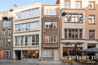 <p>In de Diestsestraat, dé bekende winkelstraat van Leuven die het station met de Grote Markt verbindt en parallel loopt aan de Bondgenotenlaan, bevindt zich deze studentenresidentie. Dankzij haar centrale ligging vormt deze residentie de ideale uitvalsbasis voor studenten die willen genieten van het bruisende stadsleven, terwijl ze zich tegelijkertijd op wandelafstand bevinden van tal van voorzieningen, faculteiten en uiteraard het station van Leuven.<br /><br />Deze kleinschalige residentie omvat 7 studentenkamers met privatief sanitair, afgewerkt met oog voor kwaliteit, comfort en duurzaamheid. Daarnaast beschikt het gebouw over een inpandige fietsenstalling en een gemeenschappelijke keuken met aansluitend terras, waar studenten gezellig kunnen samenkomen, koken en ontspannen. In de kelder worden alle technische voorzieningen ondergebracht en is er een aparte afvalberging voorzien.<br /><br /><strong>Meer informatie of een bezichtiging ter plaatse? Dat kan zeker! Contacteer onze expert Investeringsvastgoed Jacky via </strong><strong>jacky@connect-immo.be</strong><strong> of via 0495 53 46 49</strong><br /><br />EPB Startverklaring</p>