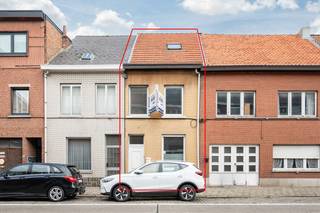 In de Nekkerspoelstraat 323 vind je deze instapklare woning met een ruime leefruimte, drie slaapkamers en een aangename tuin.<br />De leefruimte biedt plaats aan een zit- en eetgedeelte en sluit aan op de ingerichte keuken. Verder beschikt de woning over een badkamer en drie slaapkamers. De ruimte onder het dak biedt ook mogelijkheden voor extra werkplek/hobbyruimte. <br />Buiten geniet je van een groene tuin met terras: een fijne plek om tot rust te komen. Met een EPC-label C en een conforme elektrische keuring is deze woning klaar voor haar nieuwe bewoners.<br /><br />Troeven: <br />✅ EPC = C<br />✅ EK = Conform<br />✅ Goede locatie<br />✅ 3 Slaapkamers<br />✅ Instapklaar<br />✅ ... <br /><br />Voor interactieve grondplannen met foto’s, ga naar www.wijns.be en klik op de knop “virtueel bezoek”.<br />Info &amp; afspraak:  ☎ 0473/33 33 10   ✉ geoffry@wijns.be