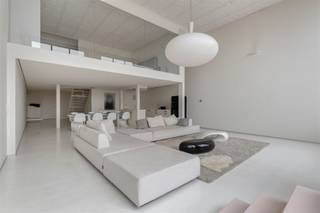 <p><span>Op zoek naar een unieke woonbeleving met karakter, comfort en een fenomenaal uitzicht? </span></p><p><span> </span></p><p><span>Dan is deze trendy moderne loft een absolute must-see !</span></p><p><span> </span></p><p><span>Bij het binnenkomen wordt u verwelkomd in een verzorgde inkomhal met apart gastentoilet. <br /><br /></span></p><p><span>De leefruimte met hoge plafonds, grote raampartijen en authentiek loftgevoel vormt het kloppend hart van het vastgoed.</span></p><p><span>De eetplaats vloeit naadloos over in een volledig ingerichte keuken, ideaal voor wie houdt van open en gezellig wonen. Aansluitend vindt u een grote, praktische berging met meer dan voldoende opbergruimte.</span></p><p><span>Op de bovenverdieping bevindt zich een moderne badkamer, uitgerust met een bad, inloopdouche en toilet. Verder zijn er twee volwaardige slaapkamers, beide voorzien van ingemaakte kasten voor optimaal comfort en functionaliteit.</span></p><p><span>Zonnig terras met prachtig zicht op de heuvelrug van de Koppenberg.</span></p><p><span> </span></p><p><span>Bij de loft behoren </span><span>2 ondergrondse autostaanplaatsen</span><span> uitgerust met laadpaal. </span></p><p><span>Daarnaast is er een praktische privatieve berging.</span></p><p><span> </span></p><p><span>E</span><span>nergiezuinig en toekomstgericht door zijn EPC B-label</span></p><p><span>Geen asbest</span></p><p><span>Elektriciteit zo goed als conform. Enkel de schema's ontbreken. </span></p><p><span> </span></p><p><span>Gelegen langs een vlotte verbindingsweg tussen Oudenaarde en Ronse.  Winkels en openbaar vervoer bevinden zich allemaal om de hoek.</span></p><p><span>De markt van Oudenaarde, het bruisende stadsleven en het station bevinden zich op een paar km. </span></p><p><span> </span></p><p><span>Maak je afspraak via jurgen@immodhondt.be</span></p><p><span> </span></p>