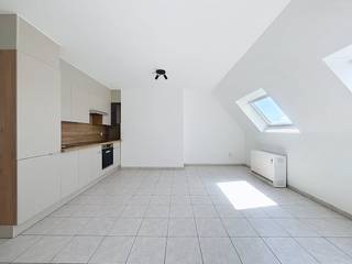 Dit gerenoveerd appartement bevindt zich op de 5e verdieping:<br /><br />Indeling:<br /><br />- leefruimte met een nieuwe open keuken<br />- slaapkamer <br />- badkamer met ligbad, lavabo en toilet en aansluiting voor wasmachine<br /><br />Het gebouw is voorzien van een lift, wat het appartement extra toegankelijk maakt.<br /><br />Fietsenberging aanwezig.<br /><br />Het appartement is verhuurklaar, wat het ook een interessante optie maakt voor investeerders.<br /><br />Op zoek naar een appartement met 1 slaapkamer op een centrale locatie? Neem contact met ons op voor meer informatie of een bezichtiging!<br /><br />Dit pand is onderworpen aan de renovatieverplichting van de Vlaamse overheid voor residentiële gebouwen (behoudens bij sloop binnen 5 jaar na de aankoop). Consulteer voor meer informatie de website van het Vlaams Energie- en Klimaatagentschap via https://www.vlaanderen.be/een-woning-kopen/renovatieverplichting-voor-residentiele-gebouwen<br /><br />Bestuursmaatregelen in het maatregelenregister: in aanvraag