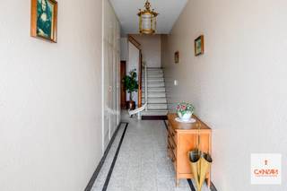 Dit heel goed onderhouden gebouw omvat <strong>drie appartementen</strong> en <strong>drie garageboxen</strong> en is gelegen op amper <strong>één kilometer van het Gentse stadcentrum</strong>. <br /><br />Op de gelijkvloerse verdieping bevindt zich een<strong> </strong>appartement met een bewoonbare oppervlakte van <strong>103m²</strong>. Dit appartement is momenteel verhuurd. De eerste verdieping biedt een appartement van <strong>111m² </strong>dat momenteel leegstaat. Op de de tweede verdieping bevindt zich een gelijkaardig appartement dat qua indeling identiek is aan dat op de eerste verdieping en werd tot voor kort bewoond door de eigenaar van het gebouw. Elk appartement beschikt over <strong>twee slaapkamers</strong>.<br /><br />Boven het derde appartement bevindt zich nog een <strong>ruime zolderverdieping</strong> die potentieel biedt tot creatie van een extra appartement of een uitbreiding van de bovenste woonst (onder voorbehoud van de nodige vergunningen).<br /><br />Opvallend is de <strong>zeer degelijke en stevige structuur</strong> van het gebouw. Daarnaast genieten alle appartementen van een aangename lichtinval met daglicht langs zowel voor- als achterzijde.<br /><br />Achteraan het gebouw bevinden zich <strong>drie garageboxen</strong>, elk met waarde van €25.000. Deze prijs is niet inbegrepen in de geafficheerde prijs.<br /><br />Met een grondige opfrissing zijn de appartementen snel opnieuw verhuurklaar. Mits het opmaken van een basisakte en eventuele opfrissing of renovatie is het bovendien mogelijk om de units afzonderlijke te verkopen. <br /><br />Dankzij de gunstige ligging, de stevige bouwkwaliteit en de drie garageboxen vormt dit pand een interessante en unieke investeringsopportuniteit nabij het centrum van Gent.<br /><br />Interesse in een bezoek ter plaatse? <strong>Contacteer Gijs </strong>via <strong>gijs@convas.be</strong> of <strong>0492 84 48 24</strong> (telefonisch of via Whatsapp). 