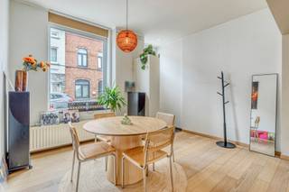 Zeer energiezuinige en werkelijk instapklare woning te Aalst. De woonst is vlot bereikbaar en bevindt zich in dichte nabijheid van scholen, warenhuizen/winkels en openbaar vervoer. Het centrum van Aalst is slechts enkele minuten wandelen. De gesloten bebouwing werd doorheen de jaren volledig gerenoveerd en uitgerust met de nieuwste technieken. Zo beschikt men over een condensatieketel op aardgas, zonnepanelen en een aircosysteem. Ze werd als volgt ingedeeld: op het gelijkvloers: een lichtrijke open leefruimte, een volledig ingerichte keuken met alle toestellen en een zonnig terras. Op de eerste verdieping vinden we een afzonderlijk toilet, een ruime badkamer met voorziening voor was- en droogmachine en een ruime slaapkamer met handige dressing. Op de 2de verdieping vinden we nog 2 volwaardige slaapkamers. TROEVEN : Zonnepanelen | EPC (B) 200 | Elektriciteit conform | Asbestveilig | Aircosysteem. Wenst u meer informatie of een bezoek? Aarzel niet ons te contacteren en mail naar Louis@immoaccenta.be 