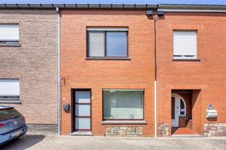 <p><span>Gelegen in een rustig en doodlopend straatje, op een zucht van Leuven en op wandelafstand van de bruisende dorpskern van Bierbeek, zijn wij verheugd deze knusse en instapklare starterswoning te koop aan te bieden. <br />Deze fijne woning is gelegen op een perceel van 80 m² en heeft een nuttige bewoonbare oppervlakte van 79 m² en omvat op het gelijkvloers een living met aansluitend de lichtrijke keuken, een gastentoilet en een veranda met toegang tot de gezellige koer met praktische berging. Hogerop op de eerste verdieping bevinden er zich een nachthal, 2 volwaardige slaapkamers en een badkamer. Verder beschikt dit eigendom nog over een bergzolder. <br /></span><span>Kortom, deze gezellige woning met stadskoer, gelegen op een rustige doch centrale locatie is zeker uw bezoek waard. Voor snelle beslissers. </span></p>