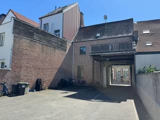 Op zoek naar een renovatieproject op 318m² met commerciële troeven of woongelegenheden op een toplocatie. Deze woning omvat op het gelijkvloers een ruime parking-binnenkoer, een studio alsook traphal naar app op de eerste verdieping.Het appartement op de verdieping omvat een living, keuken, terras, 1 slaapkamer, badkamer en berging. Via luik in de keuken is de ruime zolder met mogelijkheden bereikbaar.Gelegen in het historische centrum van Mechelen, op wandelafstand van winkels, horeca en het openbaar vervoer, biedt dit pand tal van opties voor gezinnen, zelfstandigen of investeerders. De unieke combinatie van woon- en werkruimte maakt deze woning bijzonder veelzijdig.