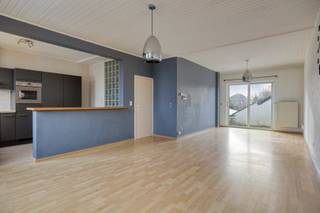 Dit instapklare duplexappartement met drie slaapkamers is uitstekend gelegen aan de Diestersteenweg, op wandelafstand van winkels, openbaar vervoer, eetgelegenheden en scholen. Dankzij de vlotte verbindingen zijn ook de omliggende gemeenten snel bereikbaar. Deze ligging is bijzonder aantrekkelijk voor zowel eigen bewoning als investering.<br /><br />Indeling:<br />Het appartement beschikt over een aparte toegang. Via de trap bereikt u het appartement zelf.<br /><br />Bij binnenkomst komt u in een ruime inkomhal met opbergmogelijkheden. Van hieruit heeft u toegang tot de wasplaats met toilet en de lichtrijke, ruime woonkamer. Aangrenzend aan de woonkamer vindt u een open, uitgeruste keuken en een terras, dat tevens bereikbaar is via de wasplaats.<br /><br />Via de vaste trap in de inkomhal bereikt u de tweede verdieping. Hier bevinden zich drie ruime slaapkamers en een badkamer met douche, dubbele wastafel en toilet. Eén van de slaapkamers is uitgerust met airconditioning.<br /><br />Extra troeven:<br />- Energiezuinig (EPC-label C)<br />- Elektriciteit conform tot 2043<br />- Aparte inkom<br />- Verhuurd<br /><br />Voor meer info of een bezoek contacteer ons via info@vastengoed.be of via 014/72 73 74.<br /><br />Wenst u een gratis schatting van uw eigendom? Contacteer ons via 014/72 73 74.