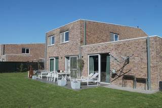 Deze woning ligt aan de stadsrand van Sint-Niklaas naast de site van het nieuwe zwembad.Kindvriendelijke buurt op wandel/fietsafstand van winkels,...