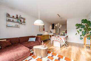 Dit lichtrijke appartement combineert comfortabel wonen met een praktische indeling en een uitstekende ligging in de woonkern van Lokeren. De ruime woonkamer geniet van veel natuurlijk licht en sluit aan op het terras van 8 m². Met drie slaapkamers biedt dit appartement heel wat mogelijkheden, waarbij één kamer rechtstreeks aansluit op de leefruimte en ideaal ingericht kan worden als thuiswerkruimte of bureau. Dankzij het EPC-label A, de ondergrondse staanplaats en de ruime kelderberging van 6 m² geniet u hier van hedendaags wooncomfort in een rustige omgeving vlakbij het centrum.<br /><br />Naast de privé-plaats ondergronds, zijn op het perceel ook openbare staan-/laadplaatsen voorzien alsook een automatische pakjeskast voor de post en bestllingen.<br /><br />Belangrijkste ruimtes:<br />• Ruime woonkamer met open keuken van 32 m² met veel lichtinval en toegang tot het terras<br />• Terras van 8 m²<br />• Slaapkamer van 12 m² met ingemaakte kasten<br />• Slaapkamer van 9 m², aansluitend aan de woonkamer en ideaal als bureau of thuiswerkruimte<br />• Slaapkamer van 7 m² <br />• Badkamer van 5 m² met ligbad/douche en dubbele wastafel in meubel<br />• Grote kelderberging van 6 m²<br />• Ondergrondse staanplaats met kabelvoorziening voor laadpaal<br /><br />Troeven:<br />• Bijna-energieneutraal appartement met EPC-label A<br />• Praktische indeling met 3 slaapkamers/ideale thuiswerkruimte<br />• Ondergrondse staanplaats en ruime kelderberging inbegrepen<br /><br />Neem vandaag nog contact op voor een bezoek. Ook ideaal als investering! JOUW DROOMAPPARTEMENT. ZO GEVONDEN!